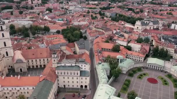 VILNIUS, LITHUANIA - JULY, 2019: Aerial view of the roofs of the old city centre and courtyard presidential residence. — стокове відео