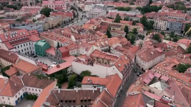 VILNIUS, LITHUANIA - JULY, 2019: Aerial drone view of the roofs of the old city centre and town hall square of Vilnius. — 비디오