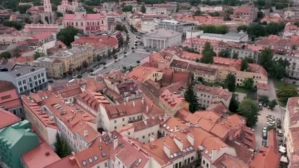 VILNIUS, LITHUANIA - JULY, 2019: Aerial drone view of the roofs of the old city centre and town hall square of Vilnius. — Stock video