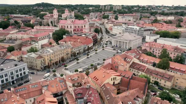 VILNIUS, LITHUANIA - JULIO, 2019: Vista aérea de los tejados del casco antiguo de la ciudad y la plaza del ayuntamiento de Vilna . — Vídeos de Stock