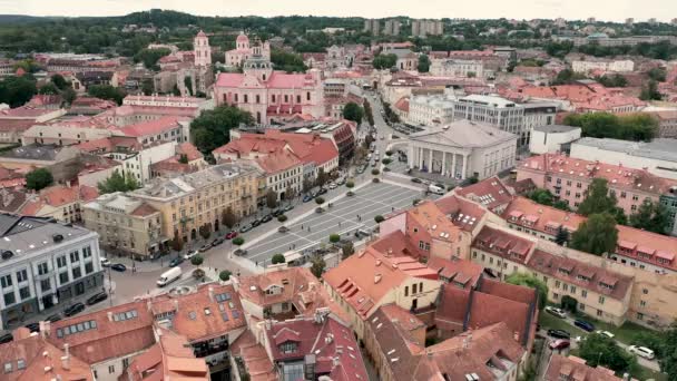 VILNIUS, LITHUANIA - JULY, 2019: Aerial drone view of the roofs of the old city centre and town hall square of Vilnius. — ストック動画