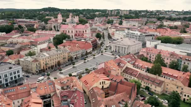 VILNIUS, LITHUANIA - JULY, 2019: Aerial drone view of the roofs of the old city centre and town hall square of Vilnius. — Stok video