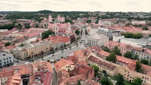 VILNIUS, LITHUANIA - JULIO, 2019: Vista aérea de los tejados del casco antiguo de la ciudad y la plaza del ayuntamiento de Vilna . — Vídeos de Stock