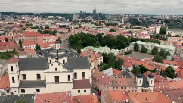 VILNIUS, LITHUANIA - JULIO, 2019: Vista aérea de la iglesia de St. Espíritu con vistas al casco antiguo de Vilna . — Vídeos de Stock