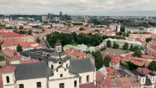 VILNIUS, LITHUANIA - JULY, 2019: Вид с воздуха на церковь Св. Спирит с видом на старый центр Вильнюса . — стоковое видео