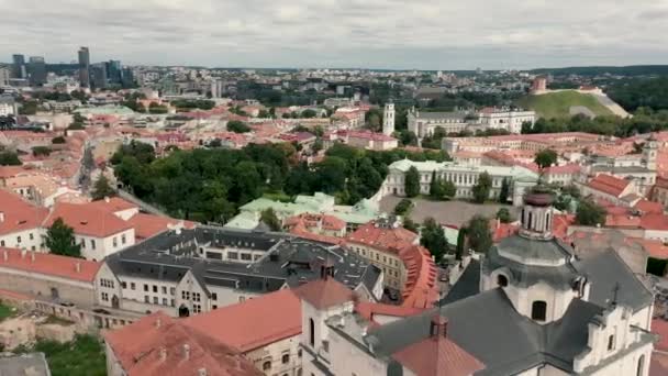 VILNIUS, LITHUANIA - JULY, 2019: Вид с воздуха на старый город с колокольней, президентский дворец и замок горы . — стоковое видео