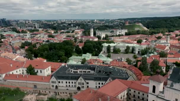 VILNIUS, LITHUANIA - JULY, 2019: Вид с воздуха на старый город с колокольней, президентский дворец и замок горы . — стоковое видео