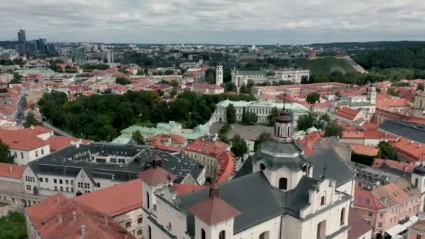 VILNIUS, LITHUANIA - JULY, 2019: Вид с воздуха на крышу, купол Св. Церковь духов и красота старого центра города . — стоковое видео