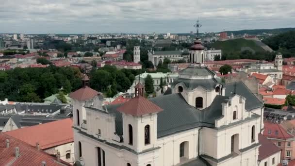 VILNIUS, LITHUANIA - JULY, 2019: Aerial view of the roof, dome of St. Spirits church and beauty of the old city centre. — Stockvideo