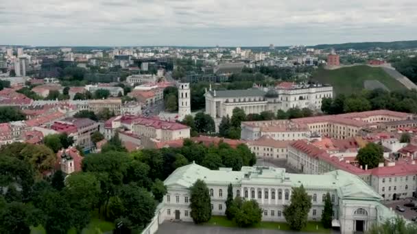 VILNIUS, LITHUANIA - JULY, 2019: Aerial drone view of the courtyard of Presidential palace overlooking cathedral square. — Stock Video
