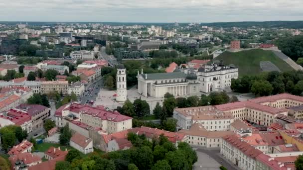 VILNIUS, LITHUANIA - JULY, 2019: Aerial drone view of the upper and lower castles in the historical centre of Vilnius. — Stok video