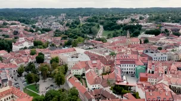 ВИЛЬНИУС, ЛИТУАНИЯ - ИЮЛЬ, 2019: Вид с воздуха на старый центр города со средневековыми церквями Вильнюса . — стоковое видео