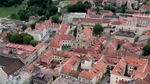 VILNIUS, LITHUANIA - JULY, 2019: Aerial drone view of the roofs old city centre and church of Mother of God in Vilnius. — ストック動画