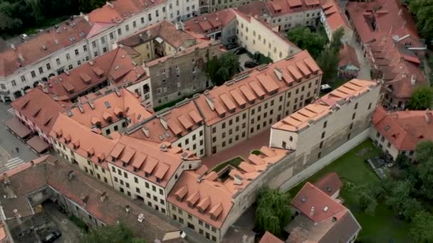 VILNIUS, LITUÂNIA - JULHO, 2019: Vista panorâmica aérea dos telhados do distrito de Uzupis, no centro da cidade velha de Vilnius . — Vídeo de Stock