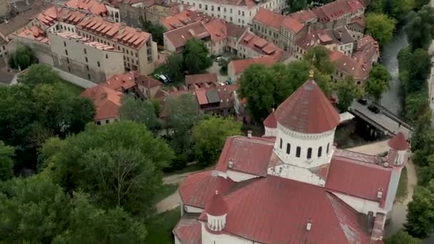 VILNIUS, LITHUANIA - JULIO, 2019: Vista aérea de la catedral de Dormition y los tejados del distrito de Uzupis en Vilnius . — Vídeo de stock