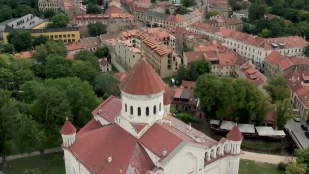 VILNIUS, LITHUANIA - JULY, 2019: Aerial drone view of the Dormition cathedral and roofs of Uzupis district in Vilnius. — Stockvideo