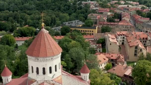 VILNIUS, LITHUANIA - HAZİRAN 2019: Dormition katedrali ve Uzupis bölgesinin çatılarının insansız hava aracı görüntüsü. — Stok video