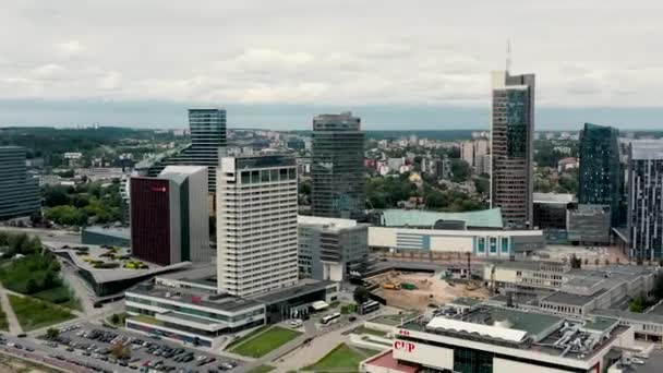 VILNIUS, LITAUEN - JULI 2019: Luftaufnahme des neuen Stadtviertels mit Geschäftszentren und Wolkenkratzern in Vilnius. — Stockvideo
