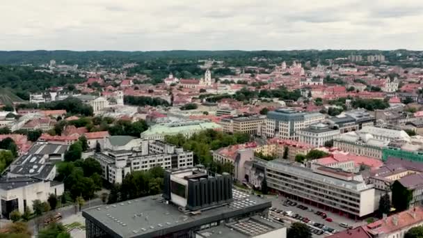 VILNIUS, LITUANIE - JUILLET 2019 : Vue aérienne du bâtiment opéra et théâtre de ballet et du centre historique de Vilnius . — Video