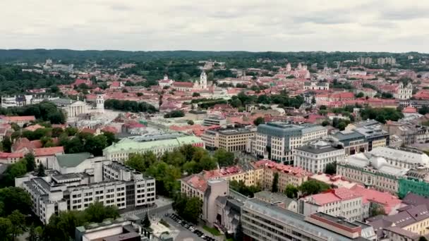 ВИЛЬНИУС, ЛИТУАНИЯ - ИЮЛЬ, 2019: Вид с воздуха на старый центр Вильнюса - самая популярная достопримечательность Литвы . — стоковое видео