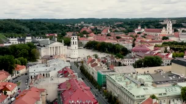 VILNIUS, LITHUANIA - JULY, 2019: Aerial panorama view of the cathedral square and old city centre of Vilnius. — Stok video