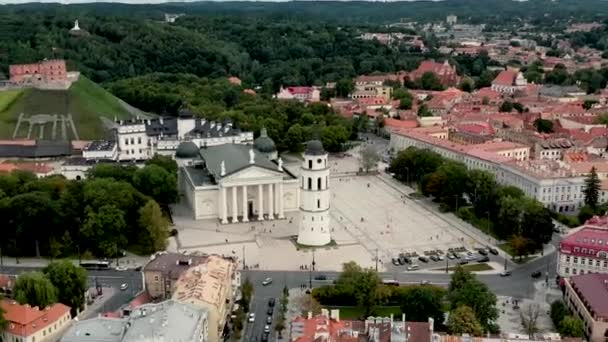 VILNIUS, LITUANIA - JULIO, 2019: Vista aérea del dron de la Catedral de San Estanislao y Vladislav y la montaña del castillo . — Vídeos de Stock