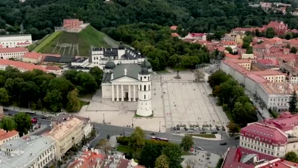 VILNIUS, LITUANIA - JULIO, 2019: Vista aérea del dron de la Catedral de San Estanislao y Vladislav y la montaña del castillo . — Vídeo de stock