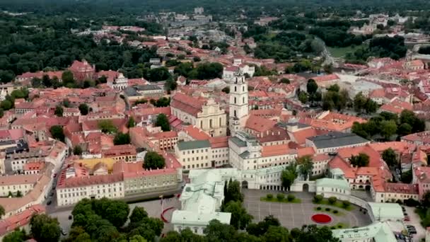 VILNIUS, LITHUANIA - JULY, 2019: Aerial view of the Presidential palace, St. Johns church and old city of Vilnius. — Stock Video