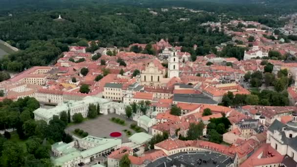 VILNIUS, LITUANIA - JULIO, 2019: Vista aérea del palacio presidencial, la iglesia de San Juan y la ciudad vieja de Vilna . — Vídeos de Stock