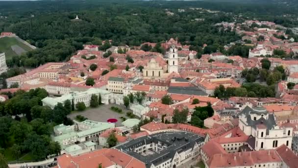 VILNIUS, LITUANIA - JULIO, 2019: Vista aérea del palacio presidencial, la iglesia de San Juan y la ciudad vieja de Vilna . — Vídeos de Stock