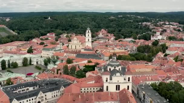 VILNIUS, LITHUANIA - JULY, 2019: Вид с воздуха на средневековые церкви, соборы, дворцы и замки Вильнюса . — стоковое видео