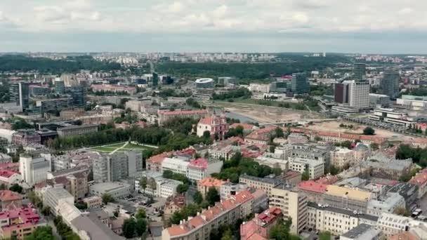 VILNIUS, LITUANIE - JUILLET 2019 : Vue panoramique aérienne des paysages urbains de Vilnius - métropole ancienne et nouvelle . — Video