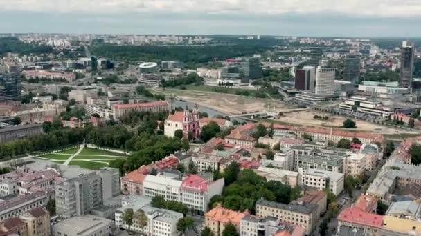 VILNIUS, LITHUANIA - JULY, 2019: Aerial panorama view of the church of St. James and Philip and cityscape of Vilnius. — Stockvideo