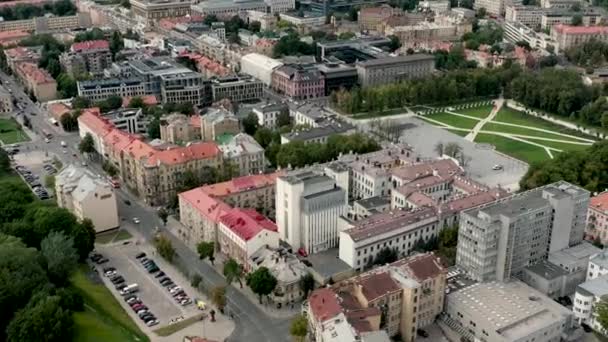 VILNIUS, LITHUANIA - JULY, 2019: Aerial top view of the city roortops, Lukishku square and Gediminas avenue in Vilnius. — Stock Video