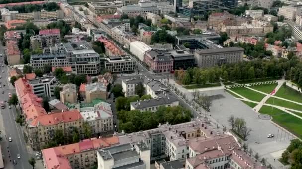 VILNIUS, LITHUANIA - JULY, 2019: Aerial top view of the city roortops, Lukishku square and Gediminas avenue in Vilnius. — Stockvideo