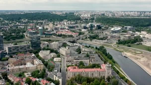 VILNIUS, LITUANIA - JULIO, 2019: Vista panorámica aérea de los tejados de las casas y paisajes urbanos de Vilna en un día de verano . — Vídeos de Stock