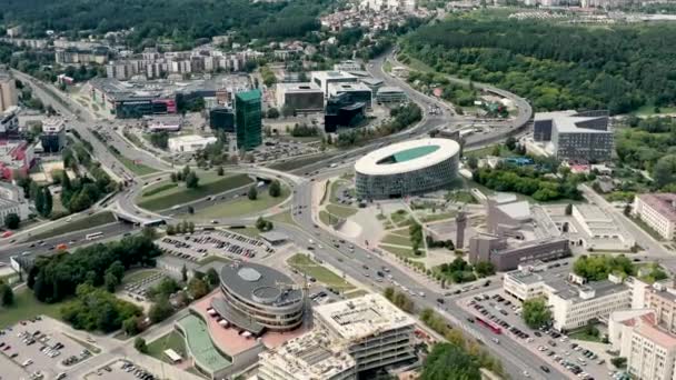 VILNIUS, LITUÂNIA - JULHO, 2019: Vista aérea do anel viário e movimento circular no bairro empresarial de Vilnius . — Vídeo de Stock