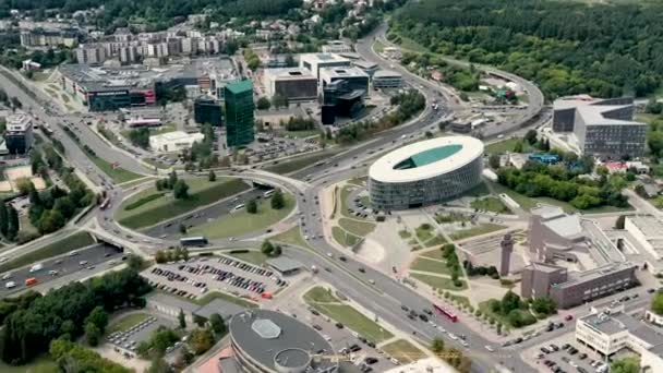 VILNIUS, LITUÂNIA - JULHO, 2019: Vista aérea do anel viário e movimento circular no bairro empresarial de Vilnius . — Vídeo de Stock