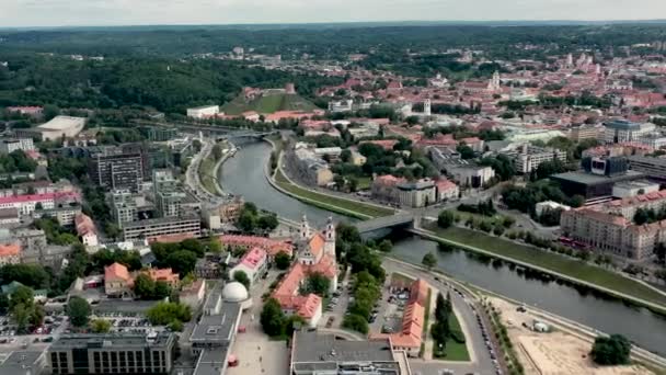 VILNIUS, LITHUANIA - JULIO, 2019: Vista aérea del casco antiguo de Vilna, el río Neris y los tejados del nuevo distrito . — Vídeos de Stock