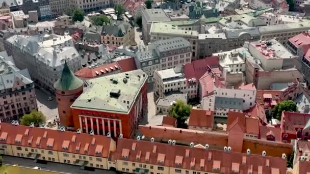 RIGA, LETTONIE - MAI 2019 : Vue aérienne de la tour de poudre depuis le système de fortification de la vieille ville de Riga . — Video