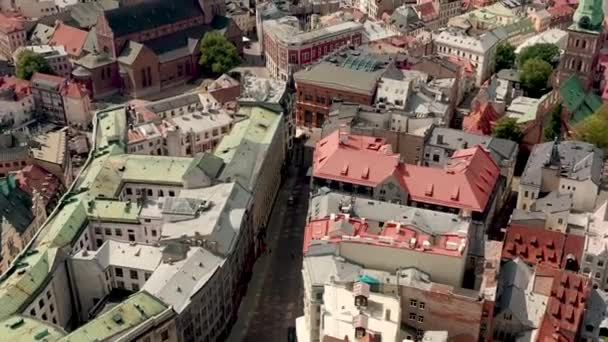 RIGA, LATVIA - MAY, 2019: Aerial panorama view of the roofs of the old city centre of Riga near Dome cathedral. — Αρχείο Βίντεο