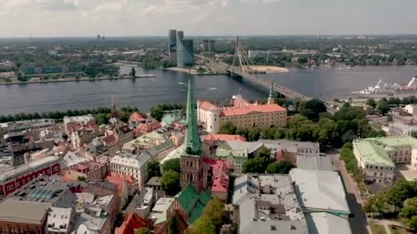 RIGA, LATVIA - MAY, 2019: Aerial view of the spire St. Jacobs cathedral, residence of the President and Daugava river. — Stock video