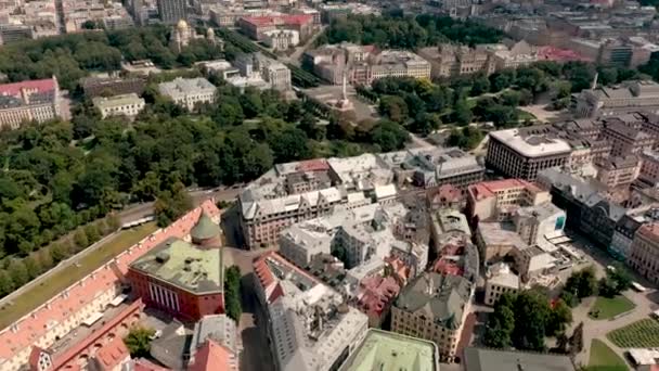 RIGA, LETTONIE - MAI 2019 : Vue aérienne des vieux toits de Rigas, du parc municipal et de la place Brivibas avec monument de la liberté . — Video