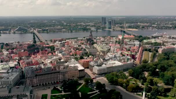RIGA, LATVIA - MAIO, 2019: Vista aérea do centro da cidade velha de Riga, rio Daugava, parque da cidade e praça Brivibas . — Vídeo de Stock