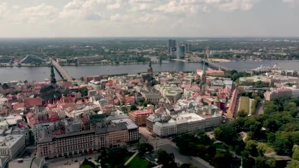 RIGA, LETTONIE - MAI 2019 : Vue aérienne du centre historique de Riga, rivière Daugava et sortie sur le parc de la ville . — Video