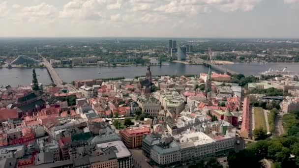 RIGA, LATVIA - MAYO 2019: Vista aérea de las famosas catedrales y tejados en el centro histórico de la ciudad de Riga y el río Daugava . — Vídeos de Stock