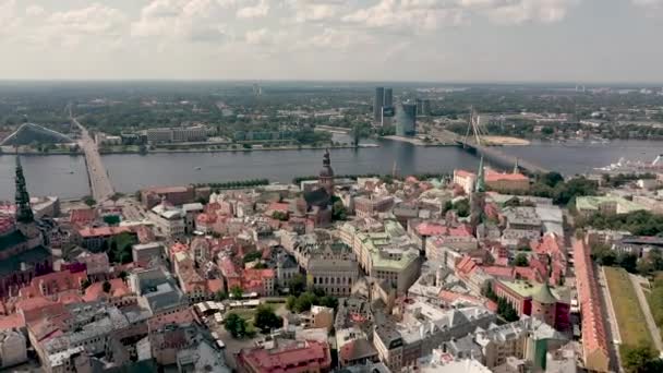 RIGA, LATVIA - MAY, 2019: Aerial view of the famous cathedrales and roofs in old city centre of Riga and Daugava river. — Stockvideo