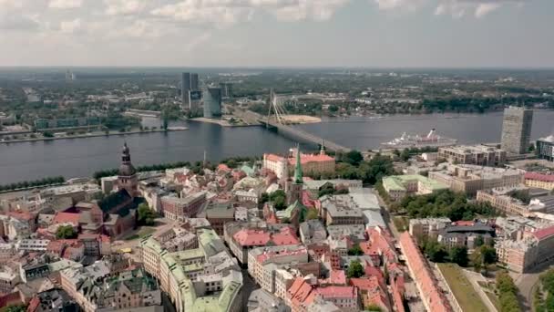 RIGA, LATVIA - MAYO 2019: Vista panorámica aérea de la hermosa ciudad vieja de Rigas y el puente de Vansu sobre el río Daugava . — Vídeos de Stock