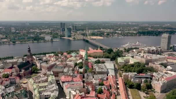 RIGA, LATVIA - MAY, 2019: Aerial panorama view of the beautiful Rigas old city and Vansu bridge over the Daugava river. — Wideo stockowe