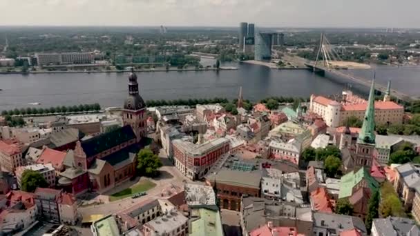 RIGA, LETTONIA - MAGGIO 2019: Veduta aerea del drone della cattedrale della Cupola e dei tetti del centro storico di Riga vicino al fiume Daugava . — Video Stock